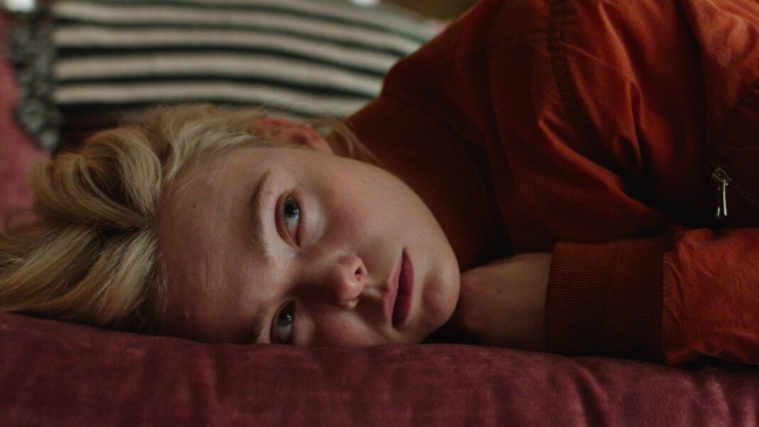Interview: Elle Fanning on the New Challenges of ‘Margo’s Got Money Troubles’ and Having the Best Screen Parents